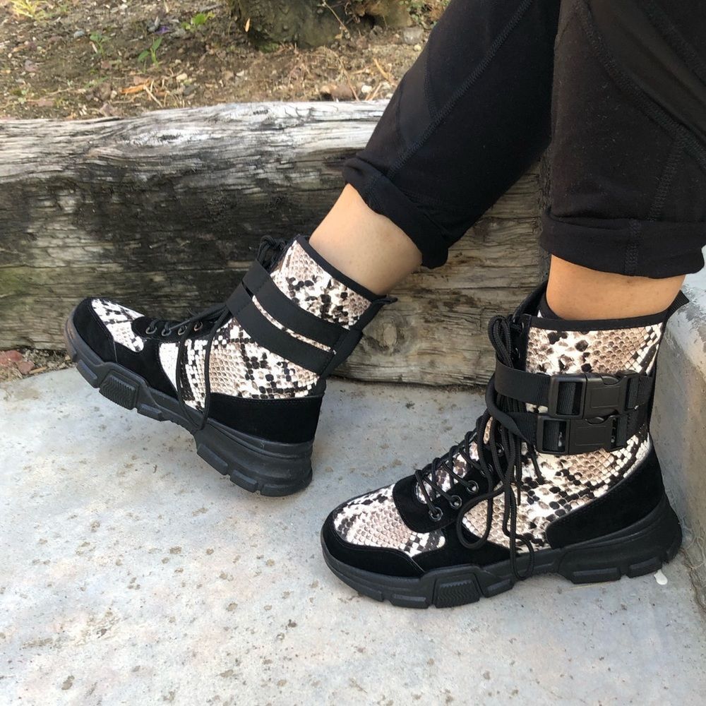 Stylish Black and Snake Print Women's Boots - Picture 5 of 9
